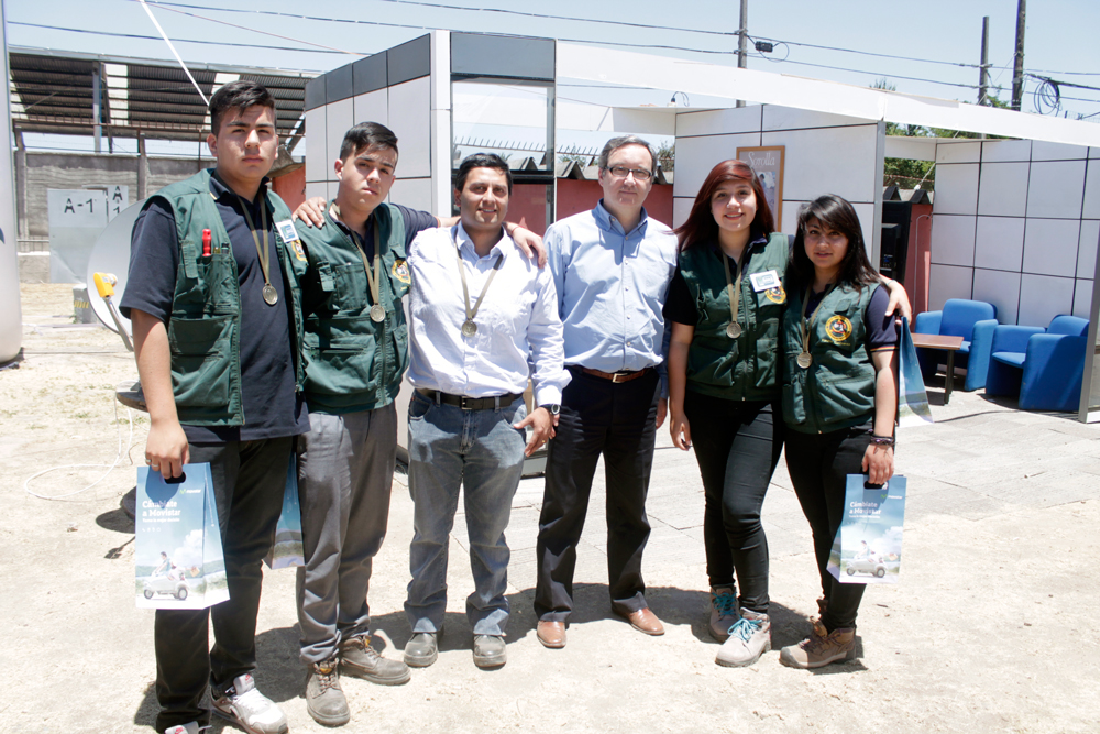 CETP de Maipú: profesor Michel Castillo junto a los estudiantes Yanina Contreras, Vanessa Fernández, Iván López y Jean Vidal, acompañados por Andrés Wallis, vicepresidente de Fundación Telefónica.