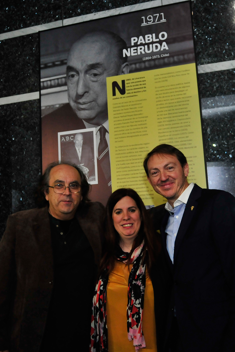 Bernardo Reyes, sobrino nieto de Pablo Neruda, junto a la curadora Judit Arteaga y Santiago Vivanco.