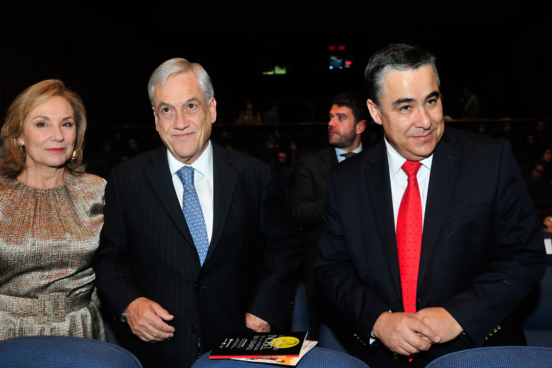 Cecilia Morel, Sebastián Piñera y Claudio Muñoz, presidente de Fundación Telefónica.