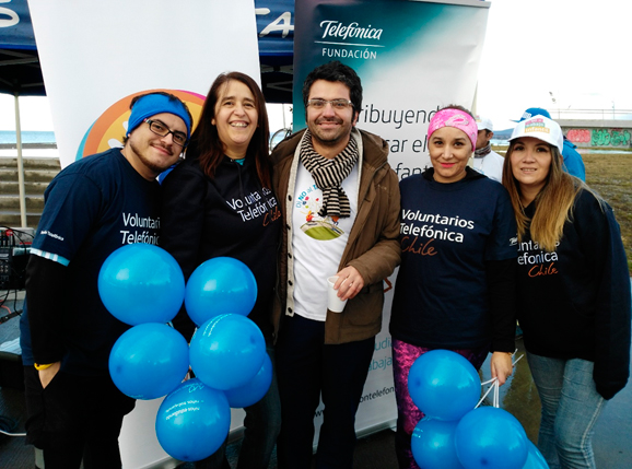 Voluntarios Telefónica junto al eremi del Trabajo y Previsión Social, Carlos Abarzúa