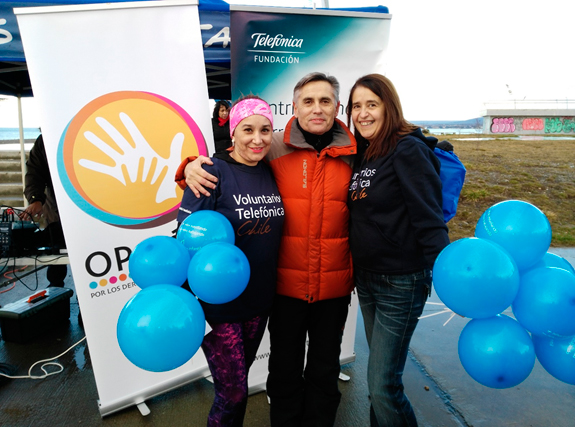 Seremi del Deporte de Magallanes, Alejandro Olate, junto a Voluntarias Telefónica.