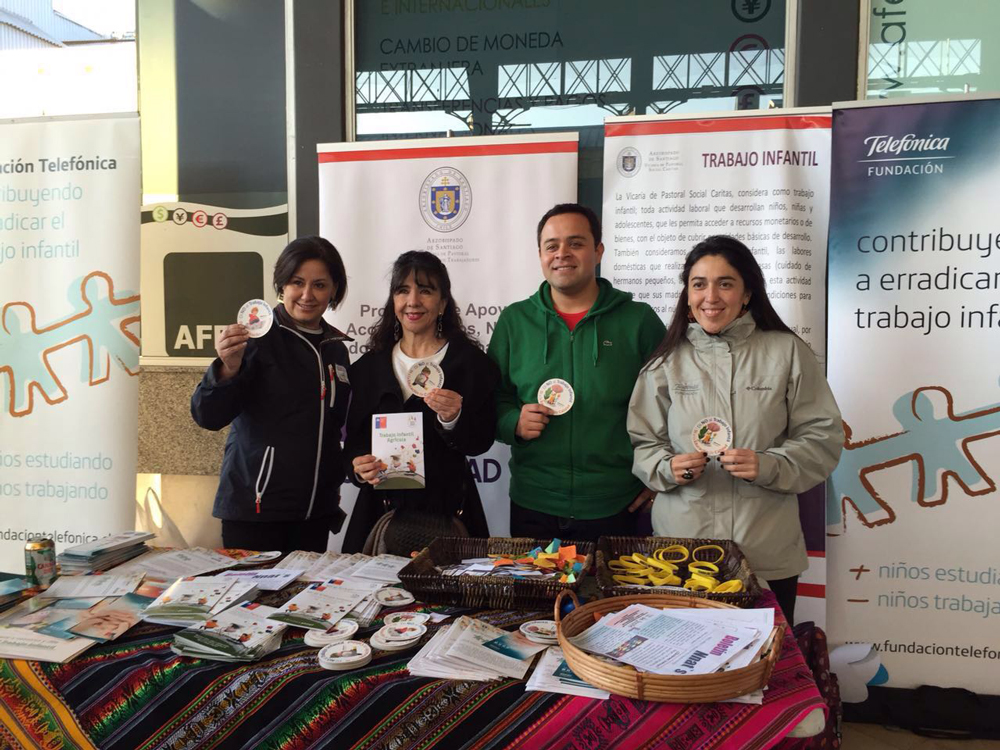 Angélica Alarcón, gerenta de Fundación Telefónica; María Eugenia Puelma, seremi RM del Trabajo; Luis Berríos, secretario ejecutivo Vicaría; y Paulina Gutiérrez, jefa proyectos sociales de infancia de Fundación Telefónica.