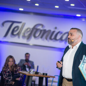 “TELOS”: Lanzan en Chile nueva revista especializada en futuro y ciencia con edición sobre las fake news e Inteligencia Artificial
